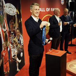 Schweinsteiger presents his World Cup winners medal as the “piece of memorabilia” every player who is inducted into the HOF brings from their active time at Bayern.