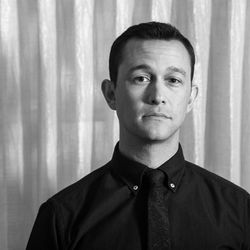In this Sunday, Aug. 28, 2016 photo, Joseph Gordon-Levitt poses for a portrait in promotion of "Snowden" on Los Angeles. (Photo by Willy Sanjuan/Invision/AP)