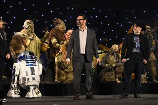 James Mangold og Dave Filoni på scenen under studiopanelet på Star Wars Celebration 2023