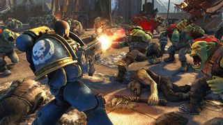 Kapitein Titus vuurt op Orks in Warhammer 40.000: Space Marine