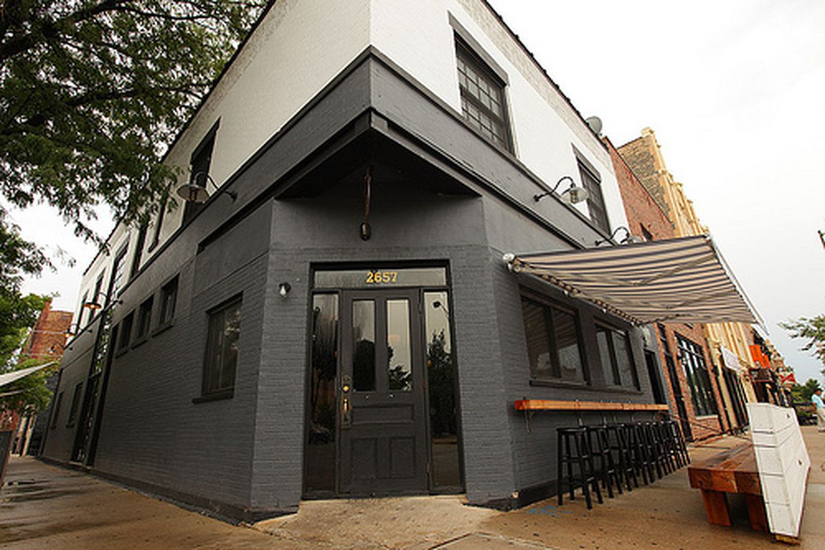 A corner restaurant painted grey