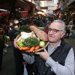 <b>Alain Ducasse</b> carries his fresh veggies home in a straw bowl.  (It's a French thing). (<a href="http://www.womguide.com/hot-features/all-about/alain-ducasses-cookpot" rel="nofollow">photo</a>) 