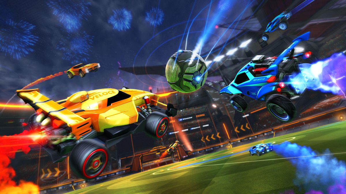 Rocket League - voitures jaunes, bleues et oranges attaquant le ballon