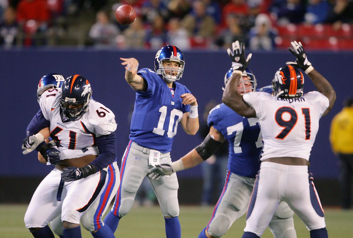 New York Giants’ quarterback Eli Manning passes the ball in