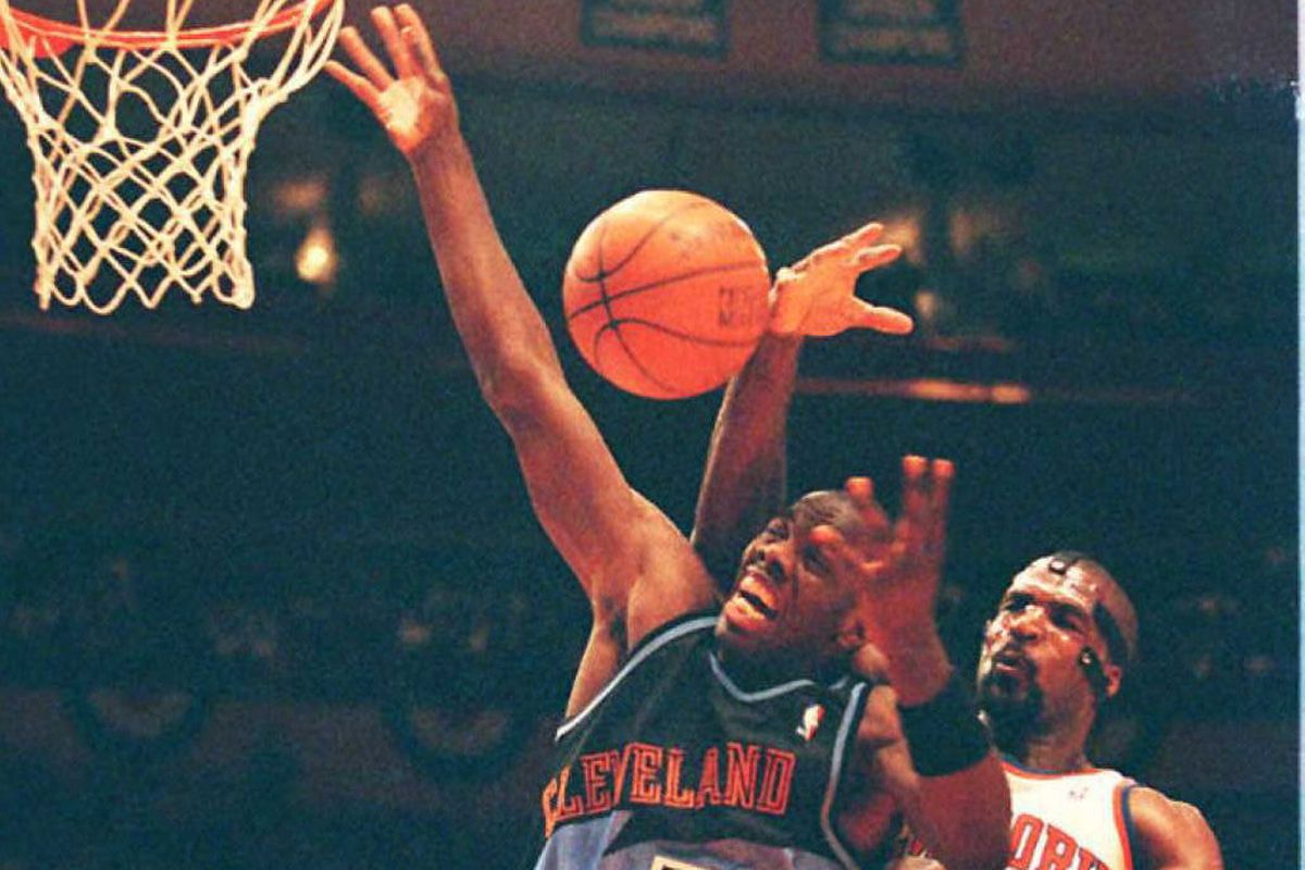 Cleveland Cavaliers forward Tyrone Hill goes up fo