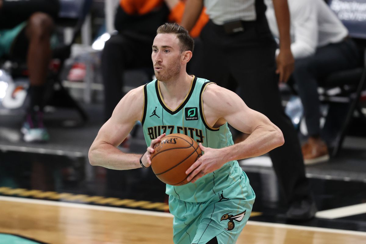 Charlotte Hornets forward Gordon Hayward passes against the Phoenix Suns in the second half at Spectrum Center. The Phoenix Suns won 101-97 in overtime.