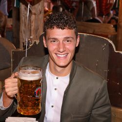 Pavard is toasting the bartender for this excellent pour.