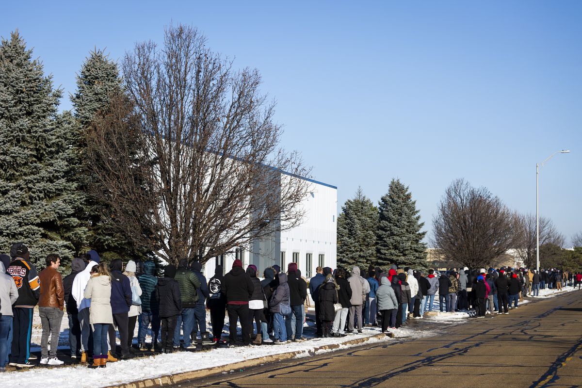 Hundreds of people line up outside a Verilife dispensary in Romeoville on Jan. 1, 2020, the first day of legal recreational weed in Illinois.