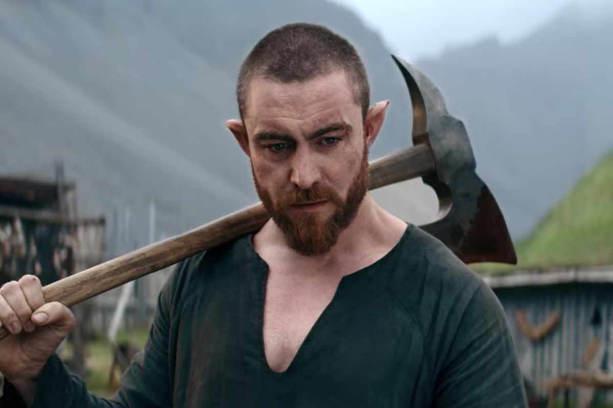 Laurence O’Fuarain as Fjall, holding an axe in The Witcher: Blood Origin