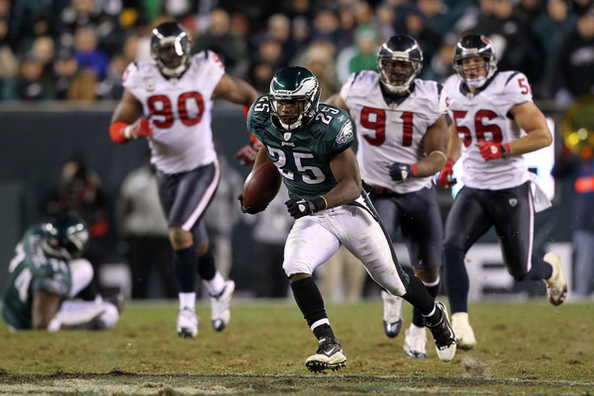 PHILADELPHIA PA - DECEMBER 02:  LeSean McCoy #25 of the Philadelphia Eagles runs the ball in the fourth quarter against the Houston Texans at Lincoln Financial Field on December 2 2010 in Philadelphia Pennsylvania.  (Photo by Al Bello/Getty Images)