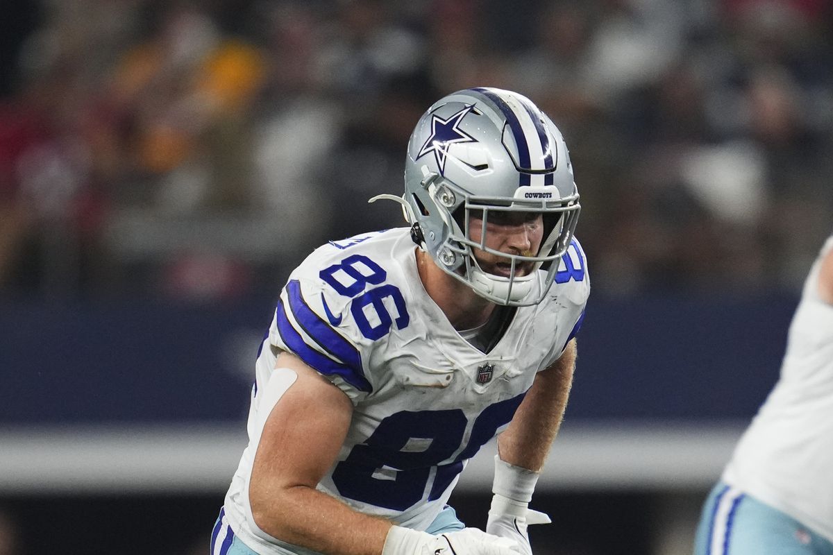 Dalton Schultz #86 of the Dallas Cowboys runs down field against the Tampa Bay Buccaneers at AT&amp;T Stadium on September 11, 2022 in Arlington, TX.