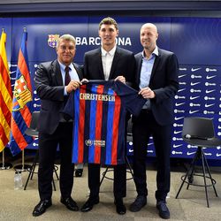 Barca’s new signing poses with Joan Laporta and Jordi Cruyff