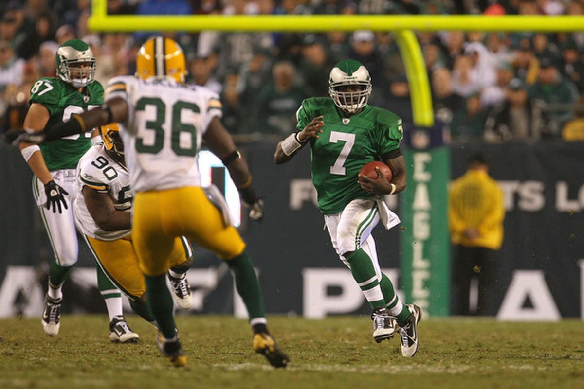 PHILADELPHIA - SEPTEMBER 12:  Michael Vick #7 of the Philadelphia Eagles rushes during a game against the Green Bay Packers at Lincoln Financial Field on September 12 2010 in Philadelphia Pennsylvania.  (Photo by Mike Ehrmann/Getty Images)