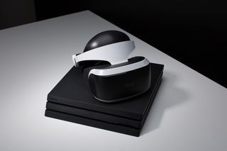 PlayStation VR PlayStation 4 Pro 위에 앉아있는 PlayStation VR