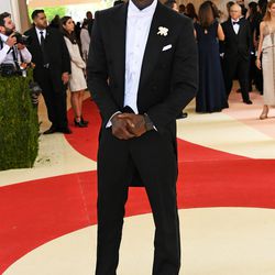 Idris Elba wears a Tom Ford suit.