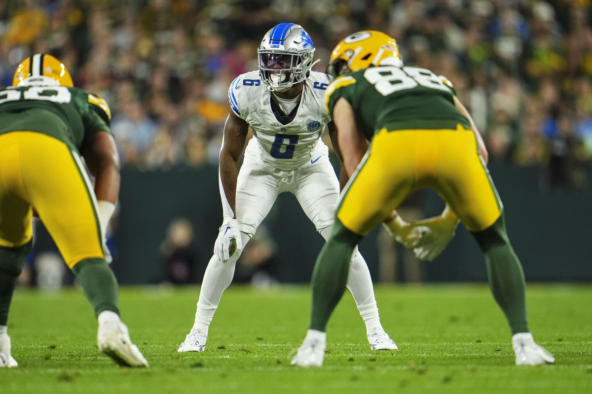 Josh Reynolds #8 of the Detroit Lions lines up before the play during at Lambeau Field on September 28, 2023 in Green Bay, Wisconsin.
