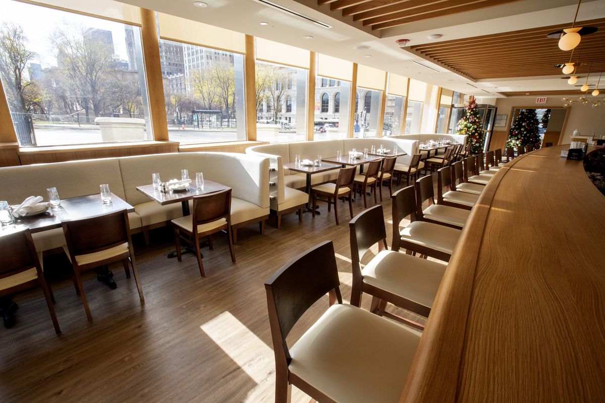 A light ground-floor dining room that overlooks Millennium Park.