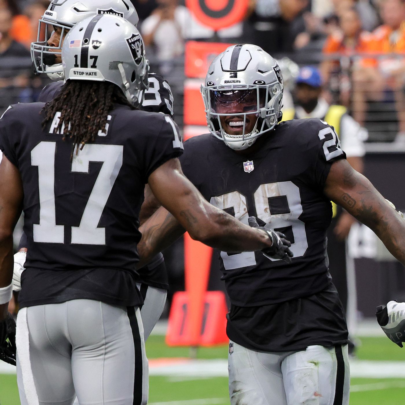 Jacobs, defense lead Raiders to 1st win, 32-23 over Broncos