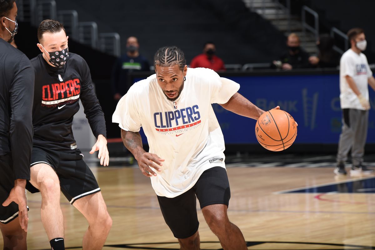 Kawhi Leonard of the LA Clippers warms up before the game against the Minnesota Timberwolves on December 29, 2020 at STAPLES Center in Los Angeles, California.