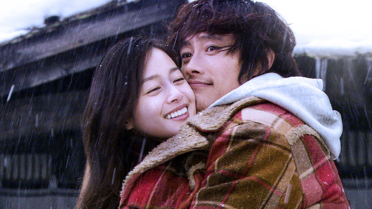 Lee Byung-hun and Kim Tae-hee embrae in the snow under a shared coat in Iris.