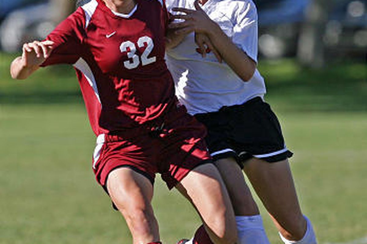 Mountain View's Anjie Lines, left, battles with Murray's Abbie Lever on Tuesday.