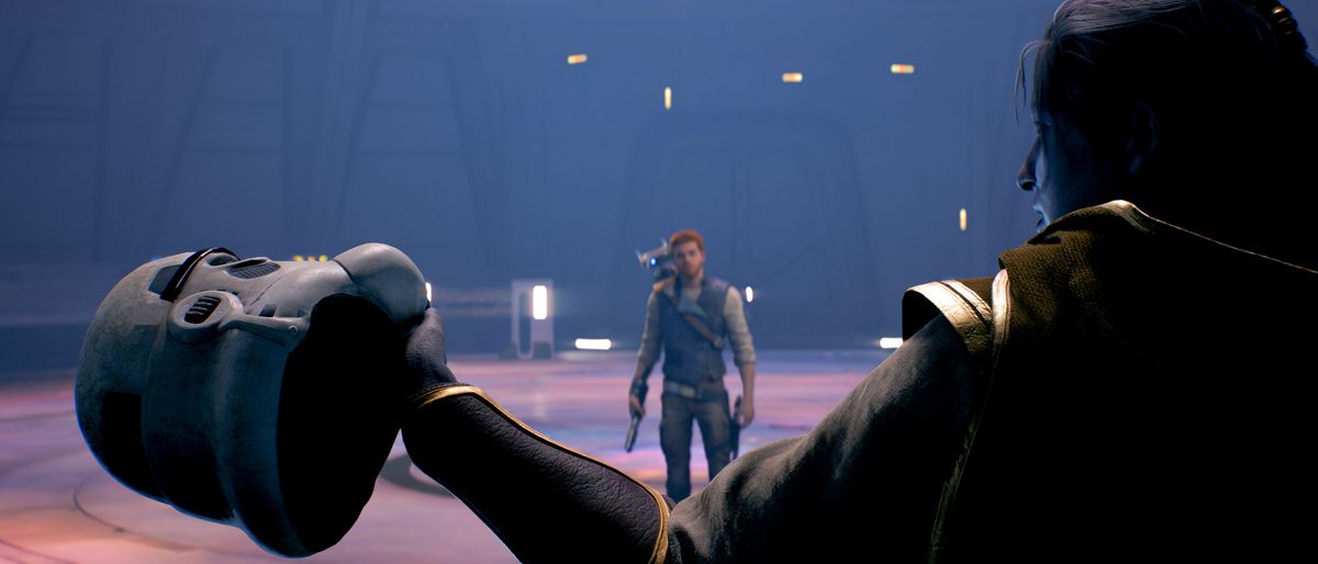 کال کسیس در فیلم Star Wars Jedi: Survivor به سمت دوربین نگاه می کند که در مقابل آن یک چهره مرموز و لباس پوشیده کلاه ایمنی Stormtrooper را در دست دارد.