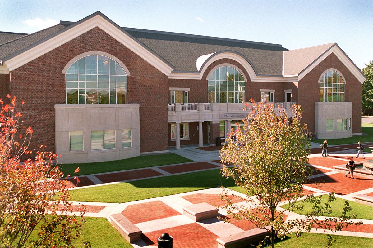 MacPhaidin Library At Stonehill College