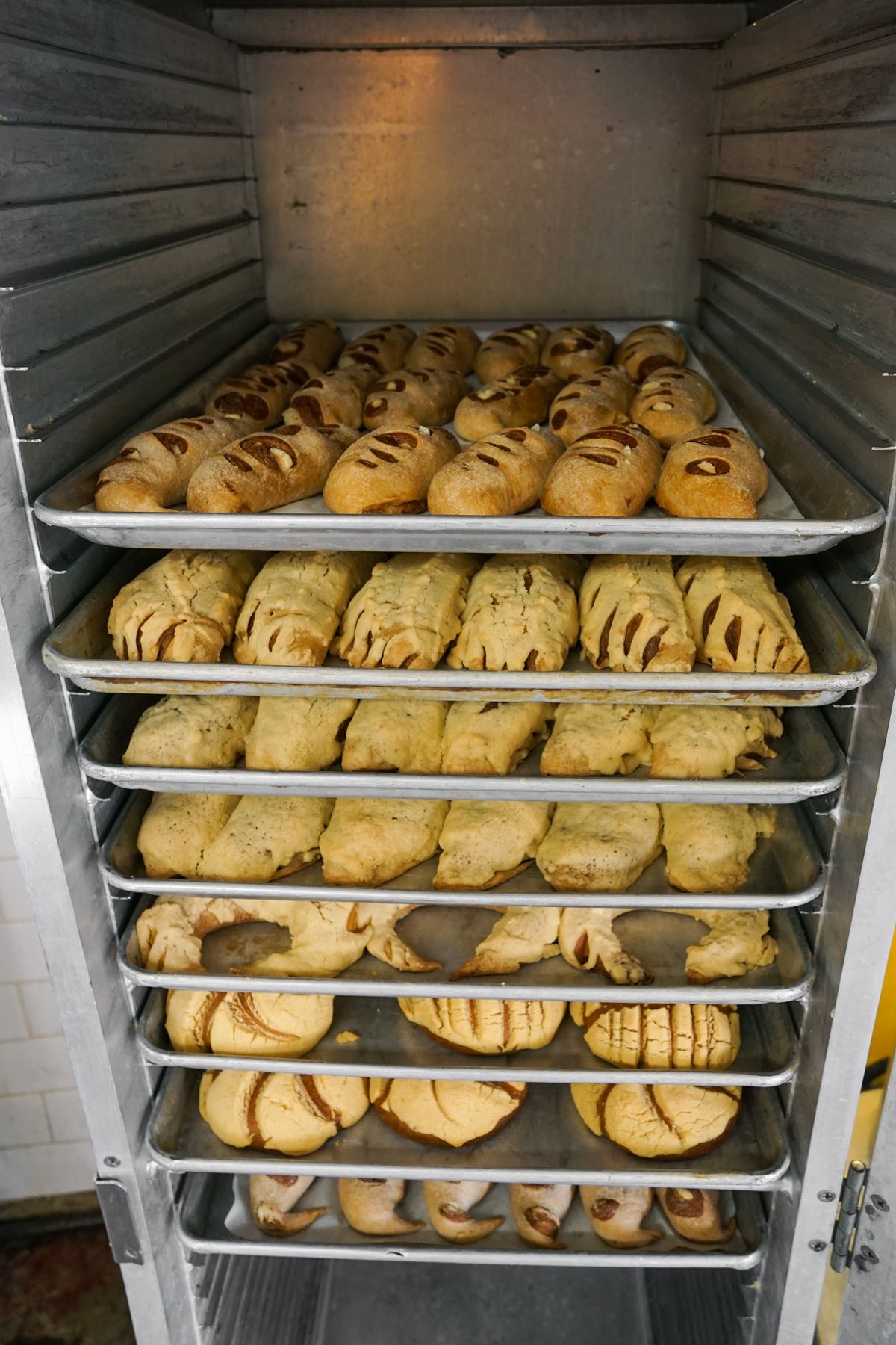 Pan dulces cooling after baking in the ovens at Pan Estilo Copala.