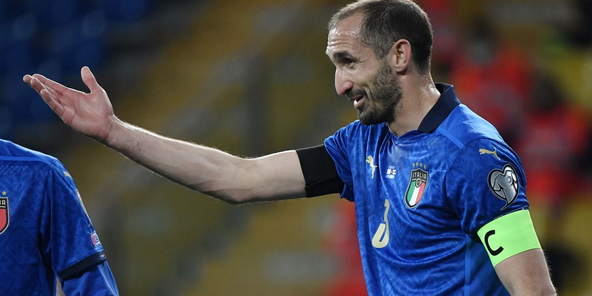 Giorgio Chiellini leaves Italy camp, but not due to any sort of injury -  Black & White & Read All Over