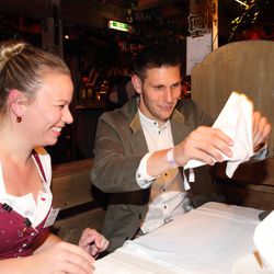 A helpful waitress teaches Niklas Süle how to “convolve napkins,” as Getty helpfully puts it. Truly, Niklas is a versatile defender.