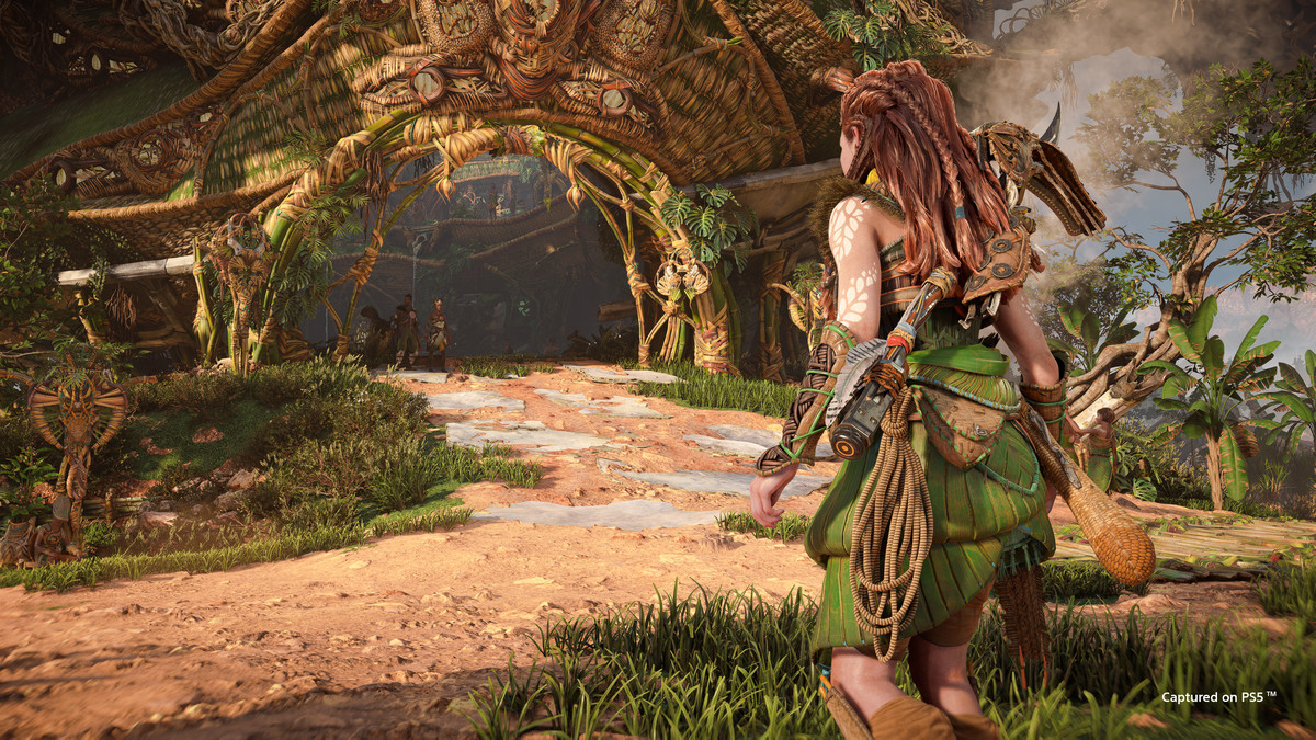 Aloy approaching an Utaru archway, made from braided plant materials, in Horizon Forbidden West