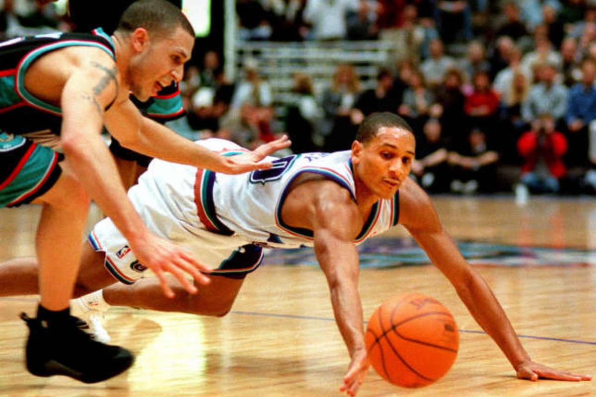 Vancouver's Mike Bibby and Jazz's Howard Eisley go for a loose ball on Dec. 29, 1999.