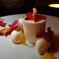 Passion Fruit Pavlova at The Musket Room by <a href="https://www.flickr.com/photos/polsia/12635519034/in/pool-eater/">Polsia