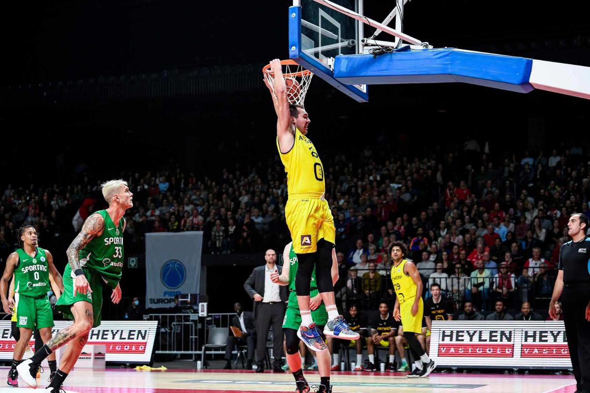 Cameron Krutwig throws one down for the Antwerp Giants.