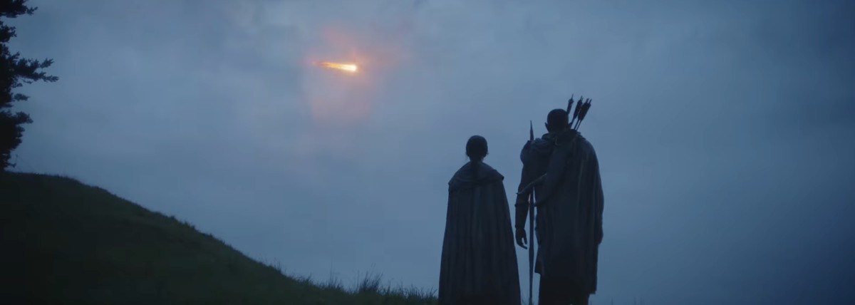 Arondir und Bronwyn betrachten den Meteor, der über einen grauen Himmel rast