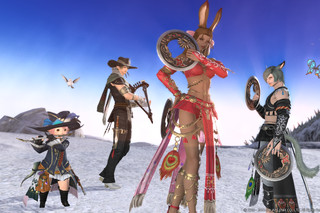 四個不同的最終幻想角色站在雪地上，武器繪製