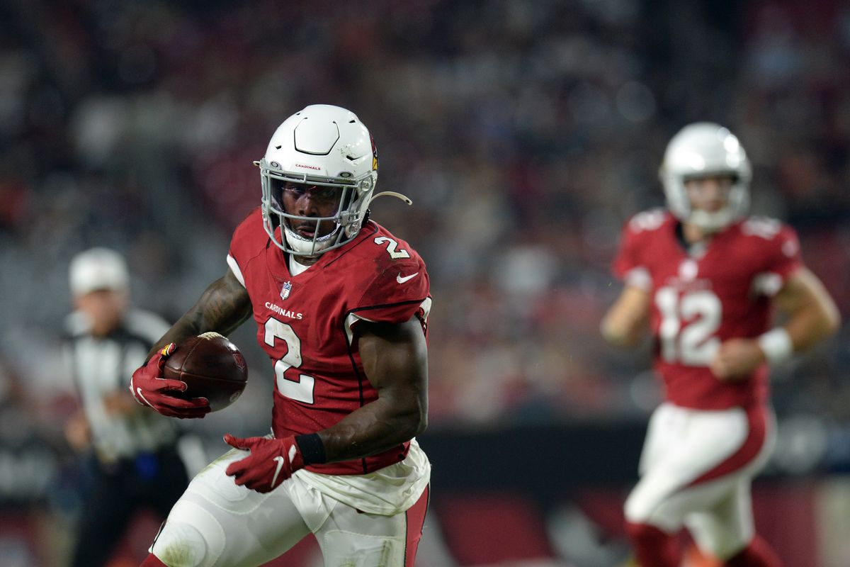 Arizona Cardinals running back Chase Edmonds (2) runs with the ball against the Dallas Cowboys during the first half of a preseason game at State Farm Stadium.&nbsp;