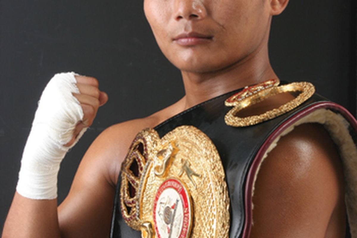 Poonsawat Kratingdaenggym successfully defended his title in Thailand against Shoji Kimura.  He also announced that he has signed a deal with Golden Boy and will be fighting in the U.S. before the end of the year.