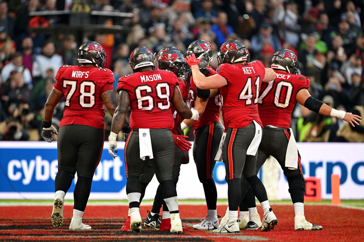 Leonard Fournette #7 of the Tampa Bay Buccaneers celebrates scoring a touchdown with teammates in the second quarter during the NFL match between Seattle Seahawks&nbsp;and Tampa Bay Buccaneers at Allianz Arena on November 13, 2022 in Munich, Germany.