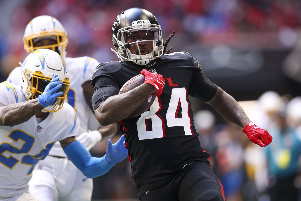 Atlanta Falcons running back Cordarrelle Patterson (84) runs the ball against the Los Angeles Chargers in the second half at Mercedes-Benz Stadium.