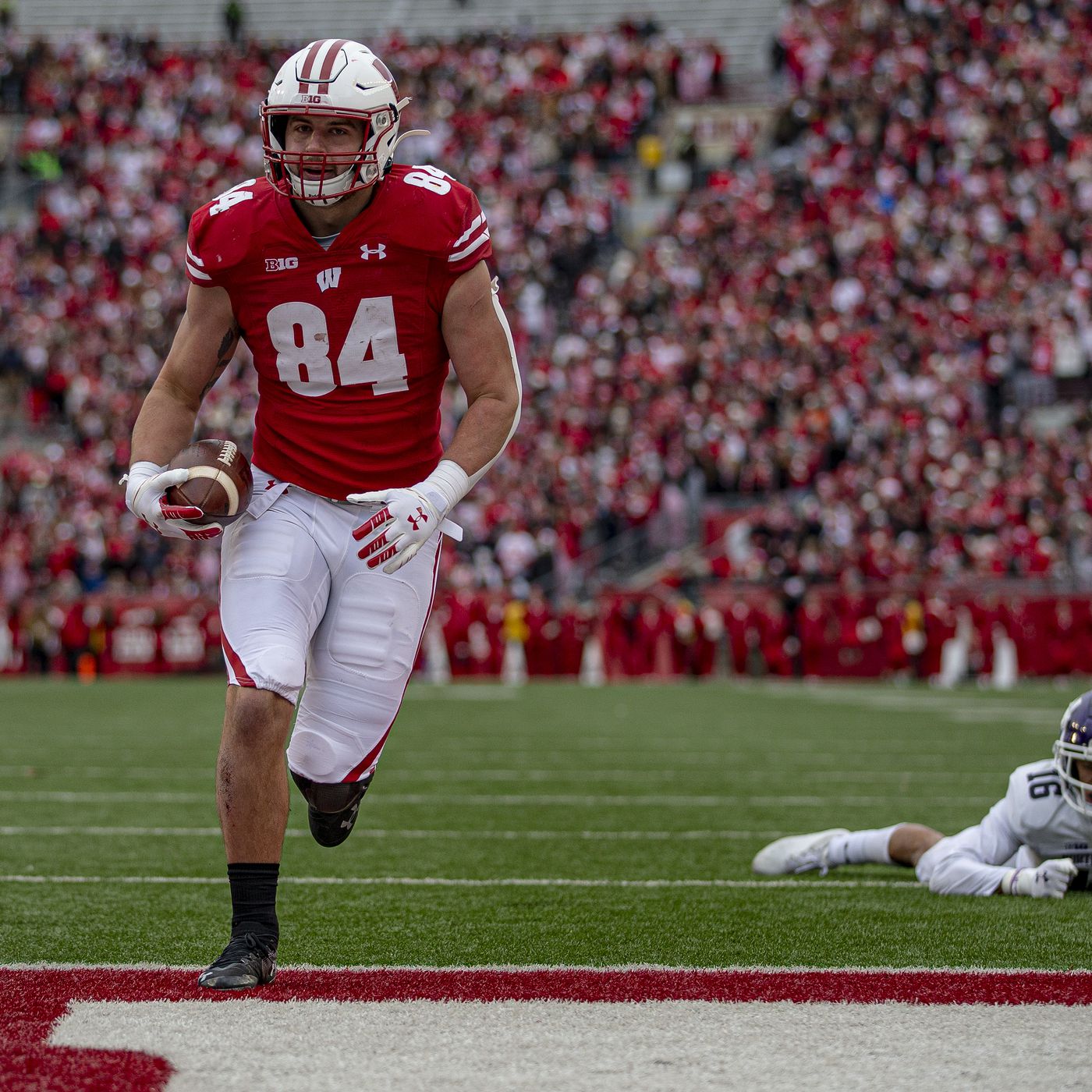 Jake Ferguson scores a touchdown for the Badgers