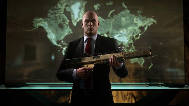 Agent 47 holds an automatic shotgun and stands in front of the campaign map in his safehouse in Hitman World of Assassination’s Freelancer mode