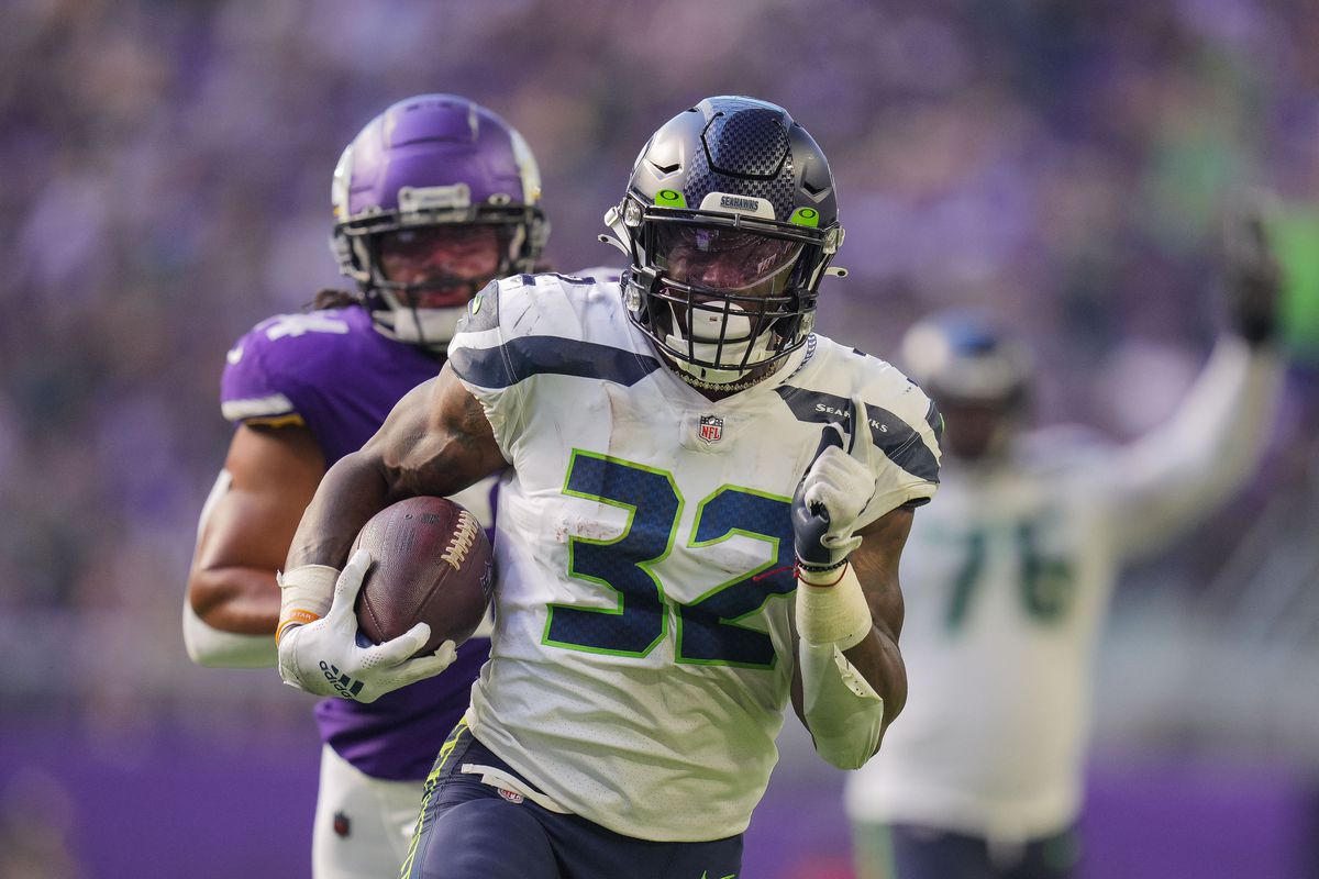 Seattle Seahawks running back Chris Carson (32) scores a touchdown against the Minnesota Vikings in the second quarter at U.S. Bank Stadium.