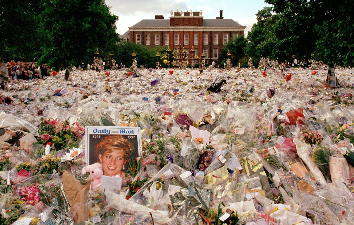 Flowers outside Kensington Palace after the death of Diana, Princess of Wales 