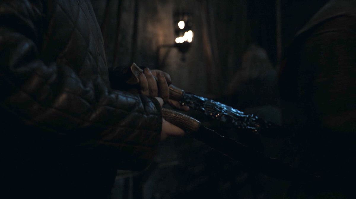 Game of Thrones S08E03 Sam gets daggers 