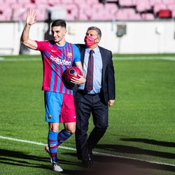 Torres and Laporta have a walk on the pitch