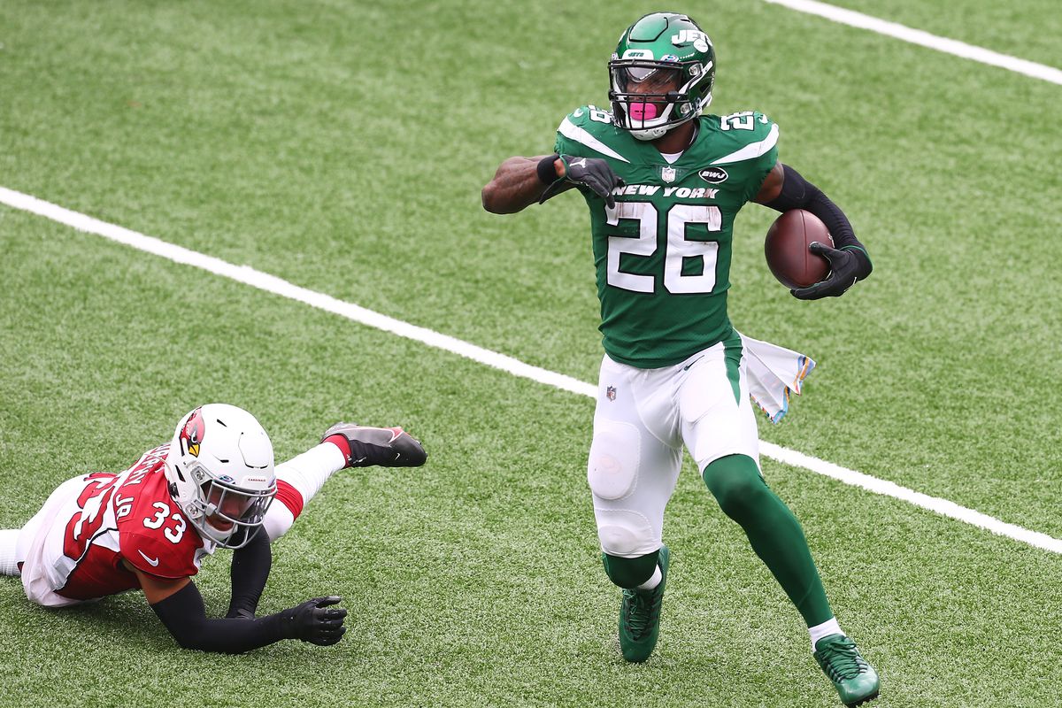 Le’Veon Bell #26 of the New York Jets runs with the ball against the Arizona Cardinals at MetLife Stadium on October 11, 2020 in East Rutherford, New Jersey.