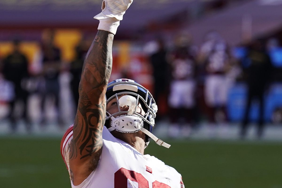 &nbsp;Evan Engram #88 of the New York Giants celebrates after scoring a touchdown in the second quarter against the Washington Football Team at FedExField on November 08, 2020 in Landover, Maryland.