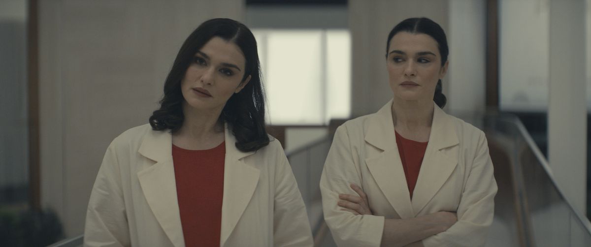 (L-R) Rachel Weisz as Elliot and Beverly Mantle in matching labcoat outfits in Dead Ringers.