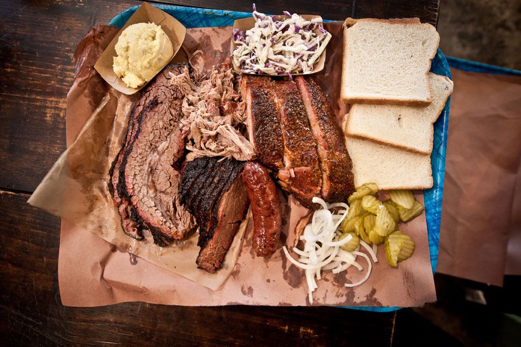 A tray of barbecue.